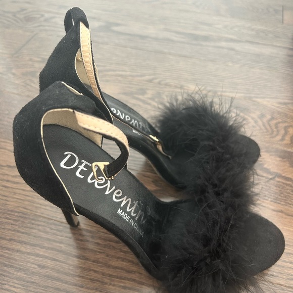 Classy, cute never worn heels - Picture 2 of 2